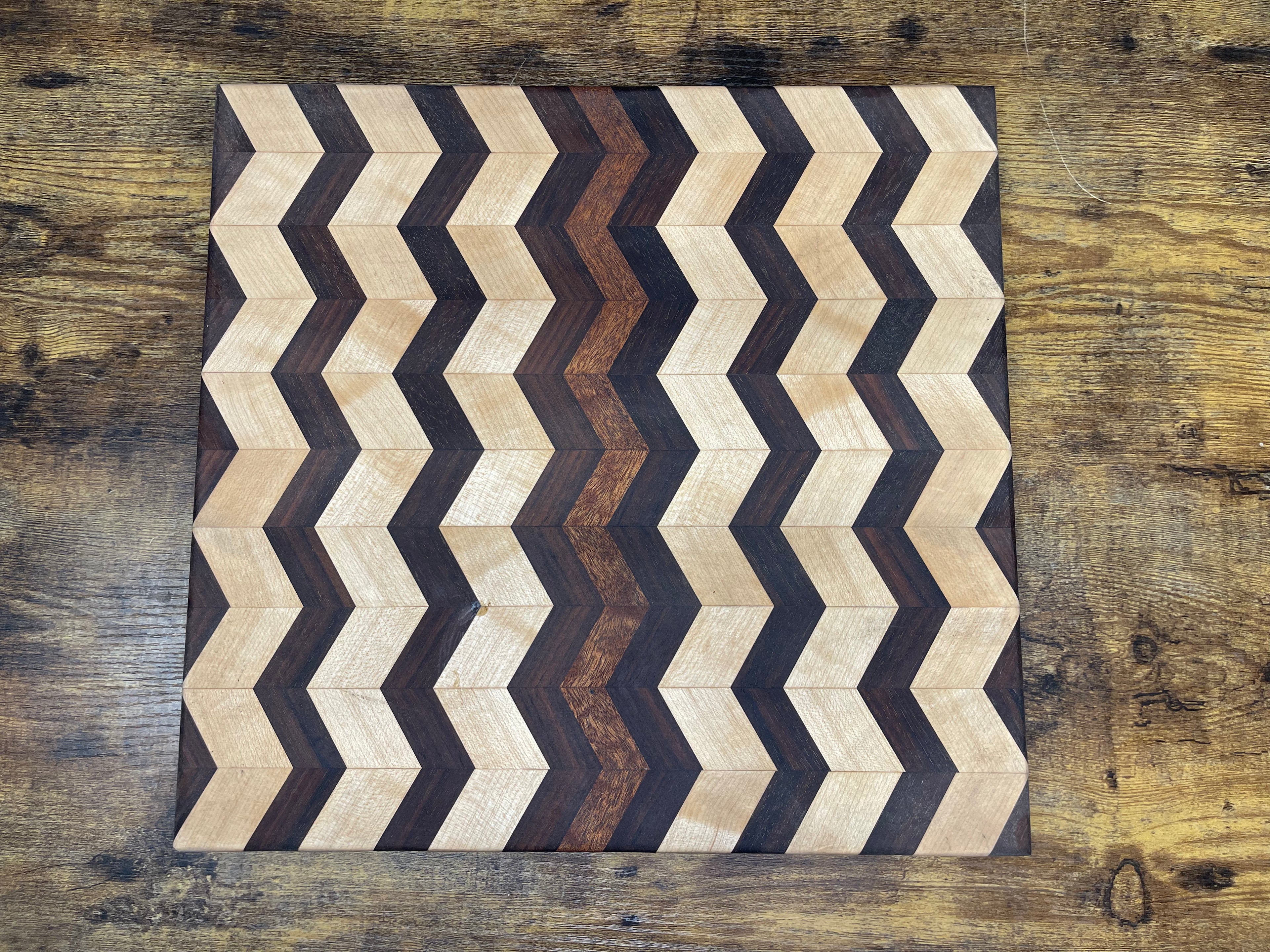 Large cutting board - Zig zag design serving tray